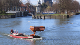 901567 Afbeelding van een bootje (de Havendienst 8) voor het verwijderen van drijvend zwerfvuil uit de Utrechtse ...